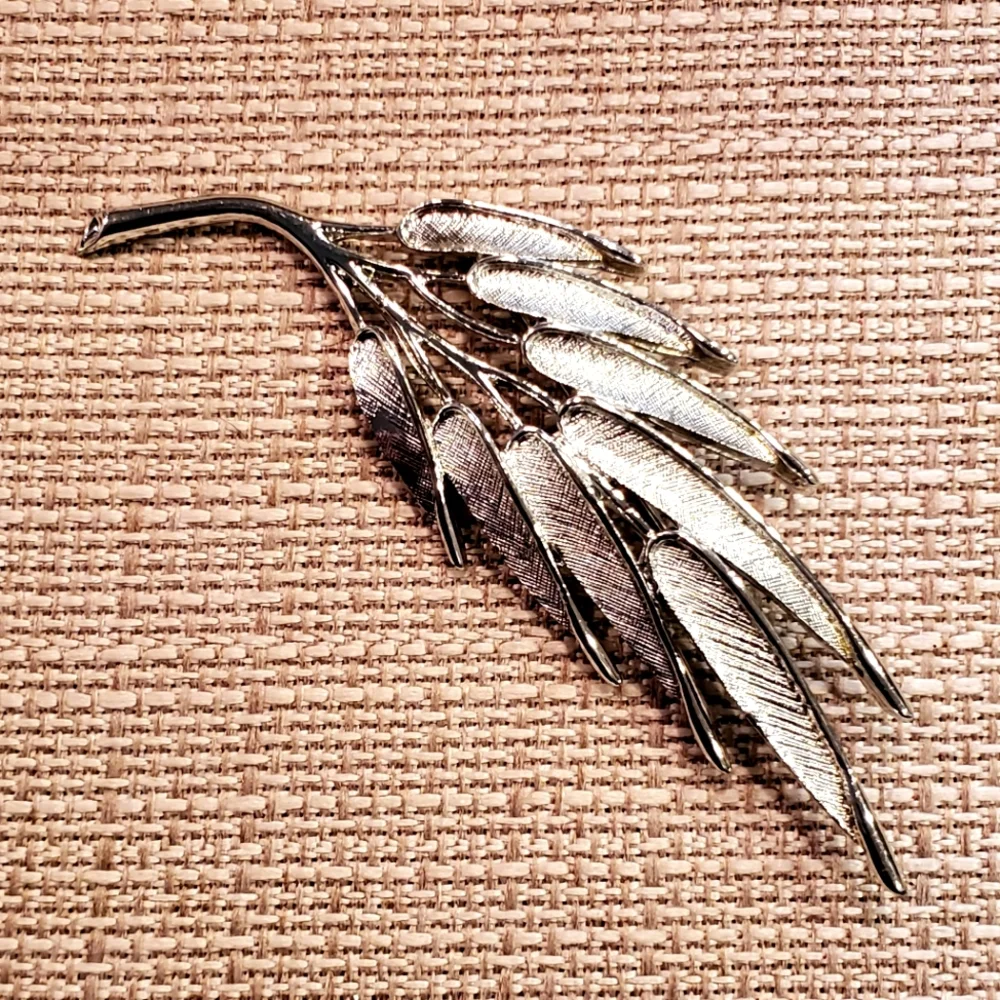 Vintage '50s/60s Judy Lee silvertone leaf brooch